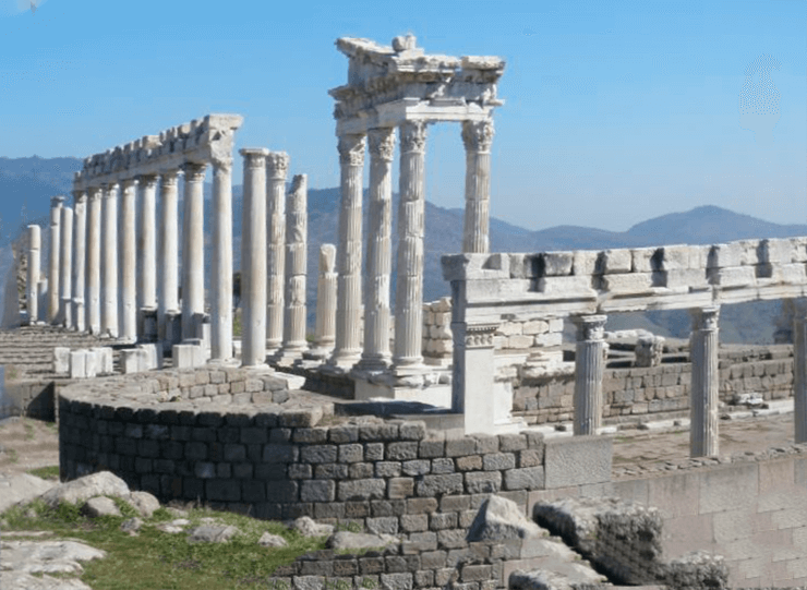 Фото храма Траяна в Пергаме